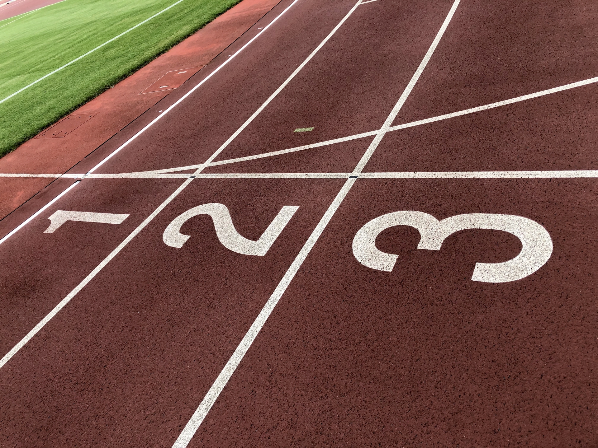 陸上トラックの1,2,3レーン番号