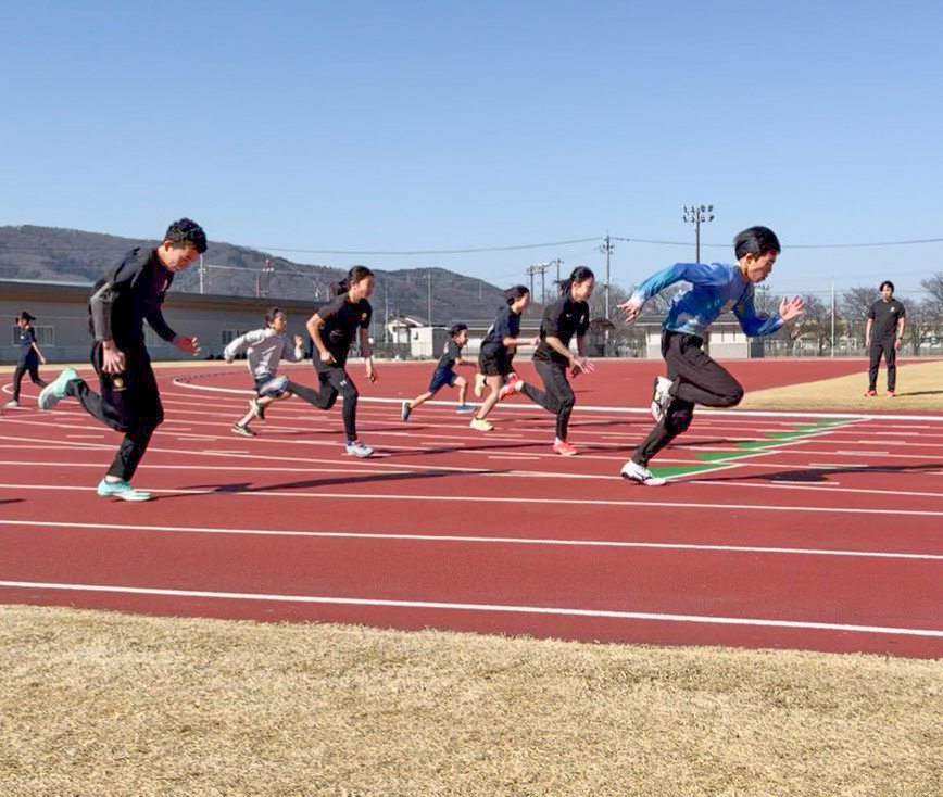 トラックでスタート練習をする受講生たち