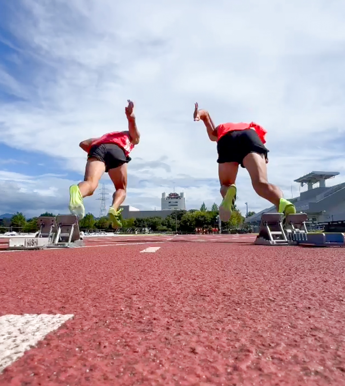 スタート直後に加速するスプリンターたち